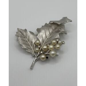 RARE 1960’s Vintage Crown Trifari SILVER Brooch With Faux Pearl & Rhinestones